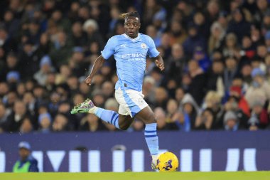 Manchester City 'den Jeremy Doku 3 Aralık 2023' te Etihad Stadyumu 'nda Manchester City Tottenham Hotspur' a karşı oynanan Premier League maçında topla koşuyor.