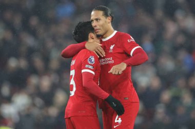 Liverpool 'dan Wataru Endo # 3 ve Liverpool' dan Virgil van Dijk # 4 Premier Lig maçı sonrasında Liverpool Fulham 'a karşı Anfield, Liverpool, Birleşik Krallık, 3 Aralık 2023' te oynanan karşılaşma sonrasında kucaklaşırlar.