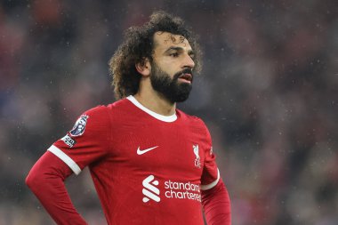Liverpool 'dan Mohamed Salah # 11 Premier Lig maçında Liverpool Fulham' a karşı Anfield, Liverpool, İngiltere 'de 3 Aralık 2023' te seyrediyor.