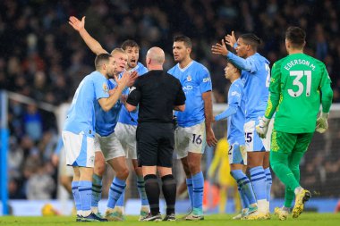 Manchester City oyuncuları Premier League maçında hakem Simon Hooper 'a Etihad Stadyumu' nda Manchester City Tottenham Hotspur 'a karşı 3 Aralık 2023