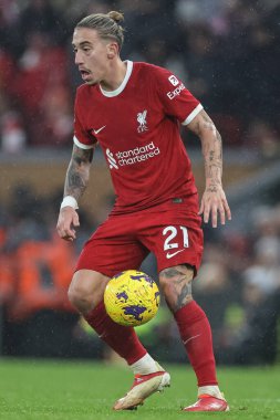 Liverpool 'dan Kostas Tsimikas # 21 Premier League maçında topla Liverpool Fulham' a karşı Anfield, Liverpool, İngiltere, 3 Aralık 2023