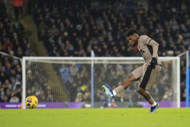 Tottenham Hotspur 'dan Emerson Royal # 12 Premier League maçında topu geçiyor Manchester City, Etihad Stadyumu' nda Tottenham Hotspur 'a karşı, 3 Aralık 2023