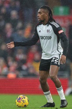 Alex Iwobi # 22 Fulham Premier Lig maçında topla Liverpool Fulham 'a karşı Anfield, Liverpool, İngiltere, 3 Aralık 2023