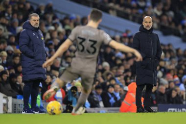 Manchester City teknik direktörü Pep Guardiola ve Tottenham Hotspur teknik direktörü Manchester City 'nin 3 Aralık 2023' te Etihad Stadyumu 'nda Tottenham Hotspur' a karşı oynadığı Premier League maçında maçı izlediler.