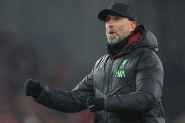 Liverpool teknik direktörü Jrgen Klopp, Liverpool 'un 3 Aralık 2023' te Liverpool Fulham 'a karşı oynadığı Premier League maçı sonrasında takımının kazanmasını kutluyor.