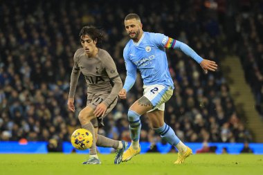 Manchester City 'den Kyle Walker 3 Aralık 2023 tarihinde Etihad Stadyumu, Manchester' da oynanan Premier League karşılaşmasında Tottenham Hotspur 'dan Bryan Gil # 11' e karşı topu kazandı.
