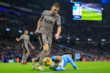 Manchester City 'den Rico Lewis # 82 Tottenham Hotspur' dan Dejan Kulusevski # 21 Premier League maçında Manchester City - Tottenham Hotspur maçında Etihad Stadyumu, Manchester, İngiltere, 3 Aralık 2023