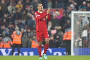 Liverpool 'dan Virgil van Dijk # 4, Premier League maçının ardından Liverpool Fulham' a karşı Anfield, Liverpool, İngiltere 'de 3 Aralık 2023' te oynanan maçın ardından ev sahiplerini alkışlıyor.