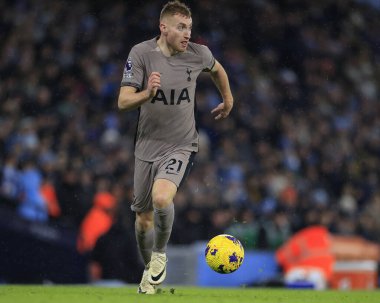 Tottenham Hotspur 'dan Dejan Kulusevski # 21 Premier League maçında topla koşuyor Manchester City - Tottenham Hotspur Etihad Stadyumu, Manchester, İngiltere, 3 Aralık 2023