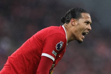 Liverpool 'dan Virgil van Dijk # 4 Premier League maçında Liverpool Fulham' a karşı Anfield, Liverpool, İngiltere 'de 3 Aralık 2023' te takım talimatlarını verir.