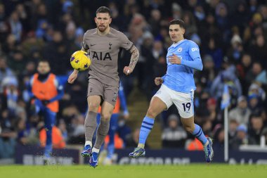 Tottenham Hotspur 'dan Pierre-Emile Hojbjerg 3 Aralık 2023 tarihinde Etihad Stadyumu' nda Manchester City Tottenham Hotspur 'a karşı oynanan Premier League maçı sırasında Julian Alvarez # 19 Manchester City' nin izlediği topu atıyor.