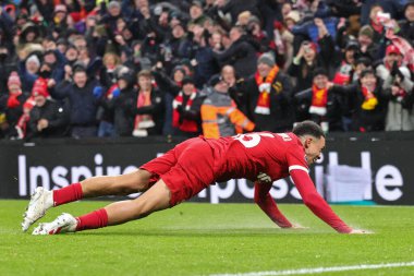 Liverpool 'dan Trent Alexander-Arnold 3 Aralık 2023' te Liverpool Fulham 'a karşı oynanan Premier Lig maçında 4-3' lük galibiyet golünü kutluyor.