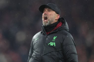 Liverpool teknik direktörü Jrgen Klopp, Liverpool 'un 3 Aralık 2023' te Liverpool Fulham 'a karşı oynadığı Premier League maçı sonrasında takımının kazanmasını kutluyor.