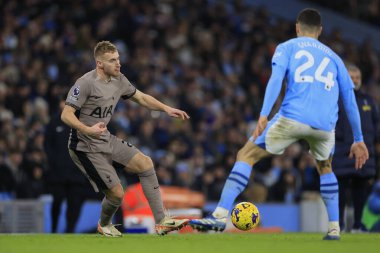Tottenham Hotspur 'dan Dejan Kulusevski Premier Lig maçında topu geçti Manchester City Tottenham Hotspur' a karşı Etihad Stadyumu, Manchester, İngiltere, 3 Aralık 2023