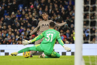 Tottenham Hotspur 'dan Destiny Udogie # 38 Premier League maçında Manchester City - Tottenham Hotspur maçında Ederson # 31' i yenmeye çalışıyor.