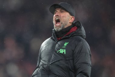 Liverpool teknik direktörü Jrgen Klopp, Liverpool 'un 3 Aralık 2023' te Liverpool Fulham 'a karşı oynadığı Premier League maçı sonrasında takımının kazanmasını kutluyor.