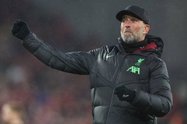 Liverpool teknik direktörü Jrgen Klopp, Liverpool 'un 3 Aralık 2023' te Liverpool Fulham 'a karşı oynadığı Premier League maçı sonrasında takımının kazanmasını kutluyor.