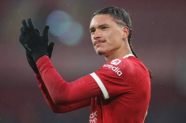 Liverpool 'dan Darwin Nez # 9, Premier League maçından sonra Liverpool' un Fulham 'a karşı Anfield, Liverpool, İngiltere' de 3 Aralık 2023 'te oynadığı maçta ev sahibi taraftarları alkışlıyor.