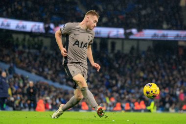 Tottenham Hotspur 'dan Dejan Kulusevski 3 Aralık 2023 tarihinde Etihad Stadyumu' nda Manchester City Tottenham Hotspur 'a karşı oynanan Premier League maçında topu geçti.