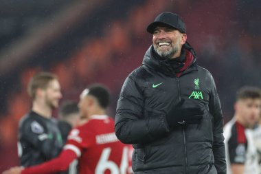 Liverpool teknik direktörü Jrgen Klopp, Liverpool 'un 3 Aralık 2023' te Liverpool Fulham 'a karşı oynadığı Premier League maçı sonrasında takımının kazanmasını kutluyor.