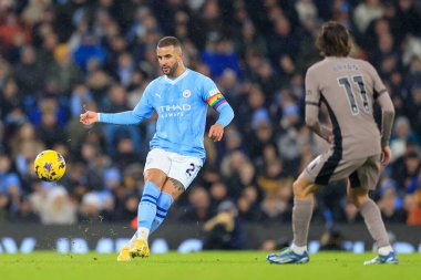 Manchester City 'den Kyle Walker Premier Lig maçında pas veriyor. Manchester City, Etihad Stadyumu' nda Tottenham Hotspur 'a karşı. 3 Aralık 2023