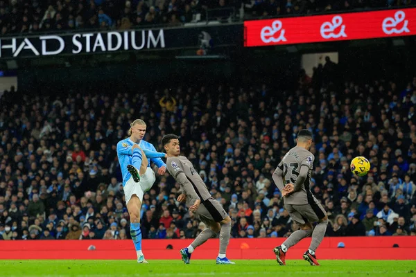 Manchester City 'nin 9. Erling Hland Premier Lig maçı sırasında Etihad Stadyumu' nda Tottenham Hotspur 'a karşı gol atma şansı yakaladı.