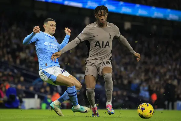 Manchester City 'den Phil Foden 3 Aralık 2023' te Etihad Stadyumu 'nda Manchester City ile Tottenham Hotspur arasındaki Premier League maçında Tottenham # 38 numaralı Tottenham Hotspur oyuncusu Destiny Udogie tarafından top dışına itildi.