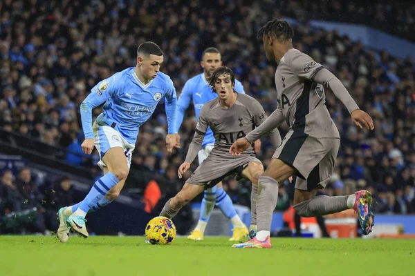 Manchester City 'den Phil Foden # 47 Premier League maçında Tottenham Hotspur' dan Destiny Udogie # 38, Manchester City - Tottenham Hotspur maçını izliyor.