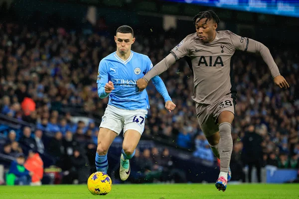 Manchester City 'den Phil Foden 3 Aralık 2023' te Etihad Stadyumu 'nda Manchester City Tottenham Hotspur' a karşı oynanan Premier League maçında topla ilerliyor.