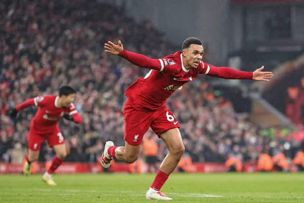 Liverpool 'dan Trent Alexander-Arnold 3 Aralık 2023' te Liverpool Fulham 'a karşı oynanan Premier Lig maçında 4-3' lük galibiyet golünü kutluyor.