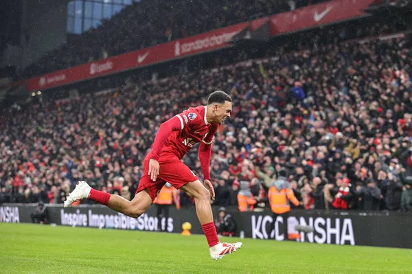 Liverpool 'dan Trent Alexander-Arnold 3 Aralık 2023' te Liverpool Fulham 'a karşı oynanan Premier Lig maçında 4-3' lük galibiyet golünü kutluyor.