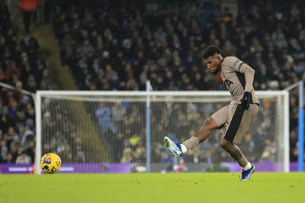 Tottenham Hotspur 'dan Emerson Royal # 12 Premier League maçında topu geçiyor Manchester City, Etihad Stadyumu' nda Tottenham Hotspur 'a karşı, 3 Aralık 2023