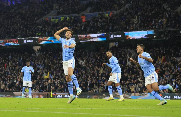 Manchester City 'den Ruben Dias 3 numara Tottenham Hotspur' dan Son Heung-Min # 7 'nin Premier League maçında Manchester City' nin Tottenham Hotspur 'a karşı 3 Aralık 2023' te Etihad Stadyumu 'nda yaptığı maçı 1-1 kazanmasını kutluyor.