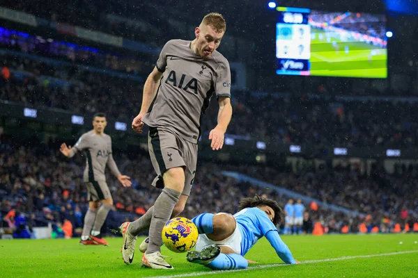 Manchester City 'den Rico Lewis # 82 Tottenham Hotspur' dan Dejan Kulusevski # 21 Premier League maçında Manchester City - Tottenham Hotspur maçında Etihad Stadyumu, Manchester, İngiltere, 3 Aralık 2023