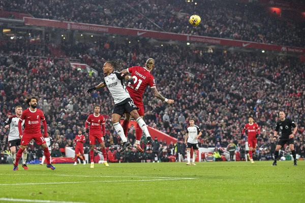 Liverpool 'dan Kostas Tsimikas # 21 ve Bobby Reid # 14 Fulham Premier Lig karşılaşmasında Liverpool Fulham' a karşı Anfield, Liverpool, İngiltere, 3 Aralık 2023
