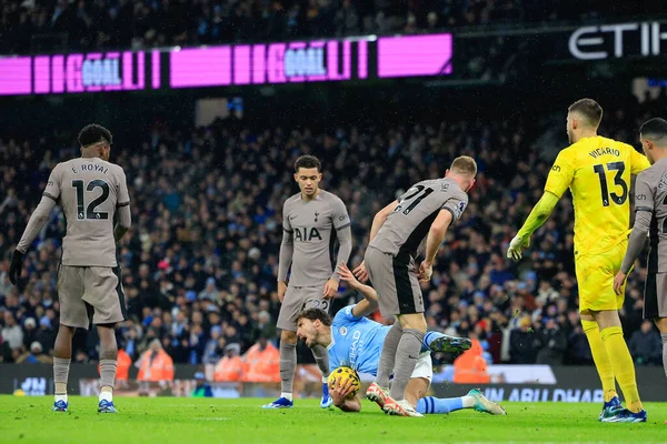Manchester City 'den Rben Dias, Premier League maçında Manchester City' nin Tottenham Hotspur 'a karşı oynadığı maçta Tottenham Hotspur' un 21 numaralı oyuncusu Dejan Kulusevski ile yaptığı maçın ardından düştü.