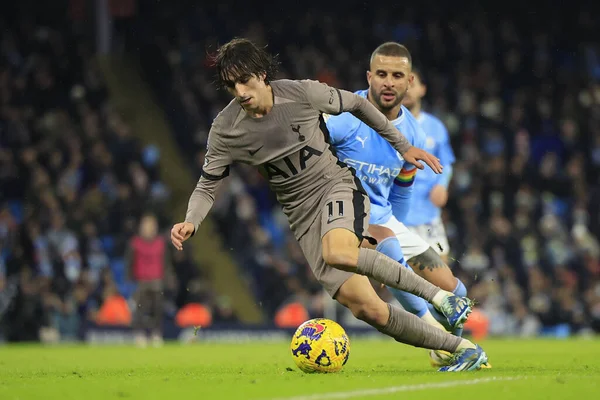Tottenham Hotspur 'dan Bryan Gil # 11 Premier League maçında Manchester City - Tottenham Hotspur maçı sırasında Manchester City' den Kyle Walker # 2 'den kaçar. Etihad Stadyumu, Manchester, İngiltere, 3 Aralık 2023