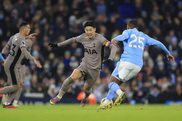 Tottenham Hotspur 'dan Son Heung-Min # 7 Premier League maçında Manchester City - Tottenham Hotspur maçında Manchester City' nin Manuel Akanji # 25 'i geçiyor.