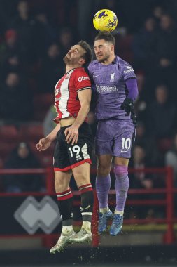 Sheffield United 'dan Jack Robinson # 19 ve Liverpool' dan Alexis Mac Allister # 10 Premier Lig maçında Sheffield United Liverpool 'a karşı Bramall Lane, Sheffield, İngiltere, 6 Aralık 2023