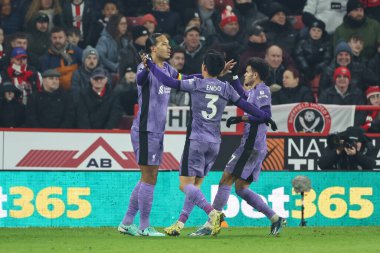 Liverpool 'dan Virgil van Dijk # 4, 6 Aralık 2023' te Bramall Lane, Sheffield, İngiltere 'de oynanan Premier League maçında Premier League maçında 0-1 kazanma hedefini kutluyor.