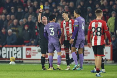 Liverpool 'dan Wataru Endo # 3 Premier League maçında hakem Simon Hooper tarafından Sheffield United Liverpool' a karşı Bramall Lane, Sheffield, İngiltere 'de 6 Aralık 2023' te oynanan maçta sarı kart gösterildi.