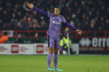 Liverpool 'dan Virgil van Dijk # 4 Premier League maçında takım arkadaşlarına talimat verir. Sheffield United, Liverpool' a karşı Bramall Lane, Sheffield, İngiltere, 6 Aralık 2023