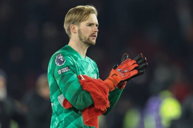 Liverpool 'dan 62. Caoimhin Kelleher, 6 Aralık 2023' te Bramall Lane, Sheffield, İngiltere 'de oynanan Premier League maçı sonrasında gezgin taraftarları alkışlıyor.