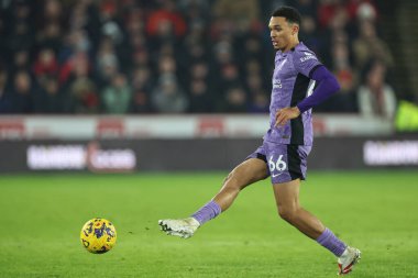 Liverpool 'dan Trent Alexander-Arnold Premier League maçında Sheffield United Liverpool' a karşı Bramall Lane, Sheffield, İngiltere 'de 6 Aralık 2023' te pas attı.