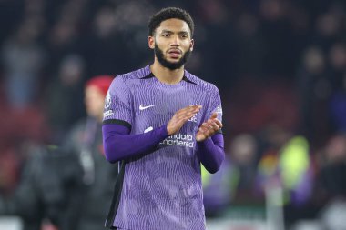 Liverpool 'dan Joe Gomez 6 Aralık 2023' te Bramall Lane, Sheffield, İngiltere 'de oynanan Premier League maçı sonrasında gezgin taraftarları alkışlıyor.