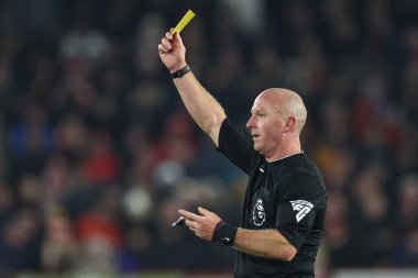 Hakem Simon Hooper, Premier Lig maçında Sheffield United 'ın Liverpool' a karşı oynadığı Bramall Lane, Sheffield, İngiltere 'de 6 Aralık 2023' te sarı kart gösteriyor.