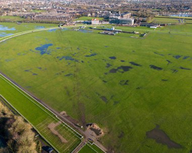 River Ouse kıyılarını patlatıyor. Fırtına Erin 'in 11 Aralık 2023' te New York, İngiltere 'yi vurması sonrasında York Yarış Pisti' nde sel baskınlarına neden oluyor.