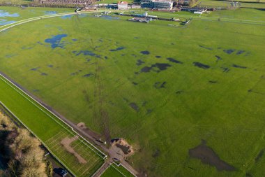 River Ouse kıyılarını patlatıyor. Fırtına Erin 'in 11 Aralık 2023' te New York, İngiltere 'yi vurması sonrasında York Yarış Pisti' nde sel baskınlarına neden oluyor.