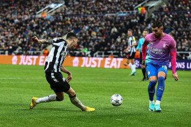 Newcastle United takımının 24 numaralı oyuncusu Miguel Almirn, UEFA Şampiyonlar Ligi karşılaşmasında topu kutuya sokuyor. Newcastle United, AC Milan 'a karşı St. James' s Park, Newcastle, İngiltere, 13 Aralık 2023