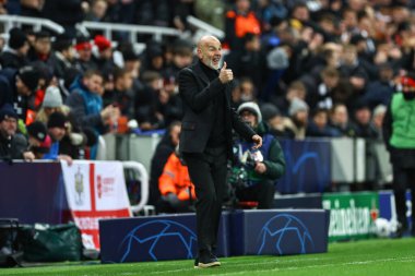 AC Milan teknik direktörü Stefano Pioli, takımına UEFA Şampiyonlar Ligi maçı sırasında St. James 's Park, Newcastle, İngiltere' de oynanan Newcastle United - AC Milan maçında talimat verir.